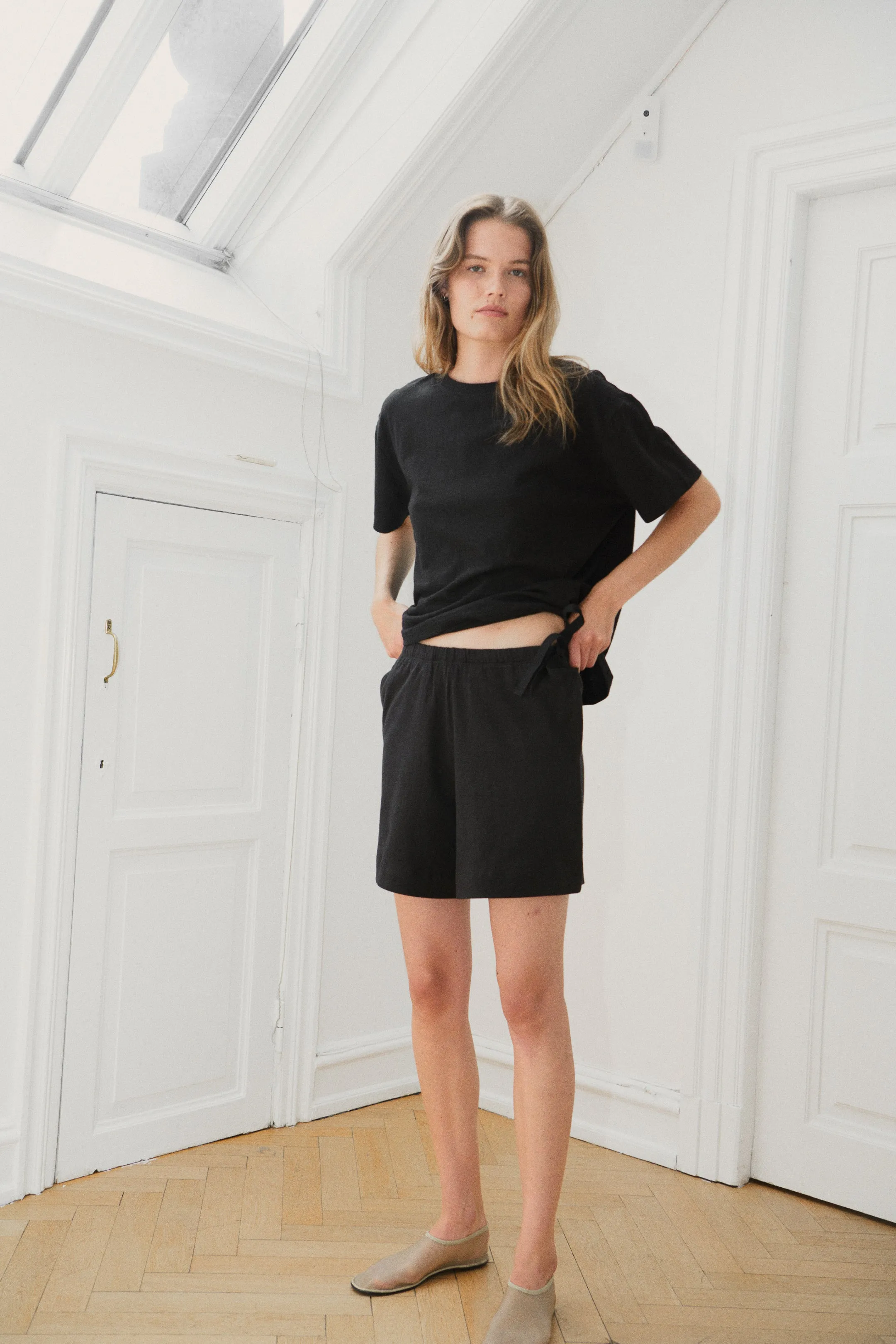 the leisure tee - black